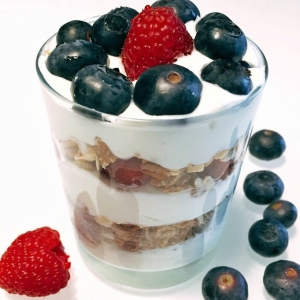 Copy of Coppette di yogurt greco con mirtilli, lamponi e avena